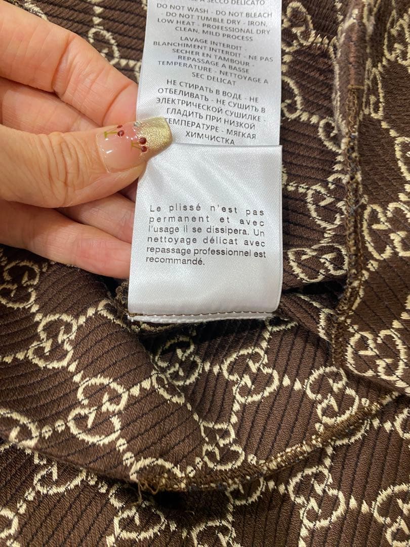 Gucciグッチのロゴ入りスカート