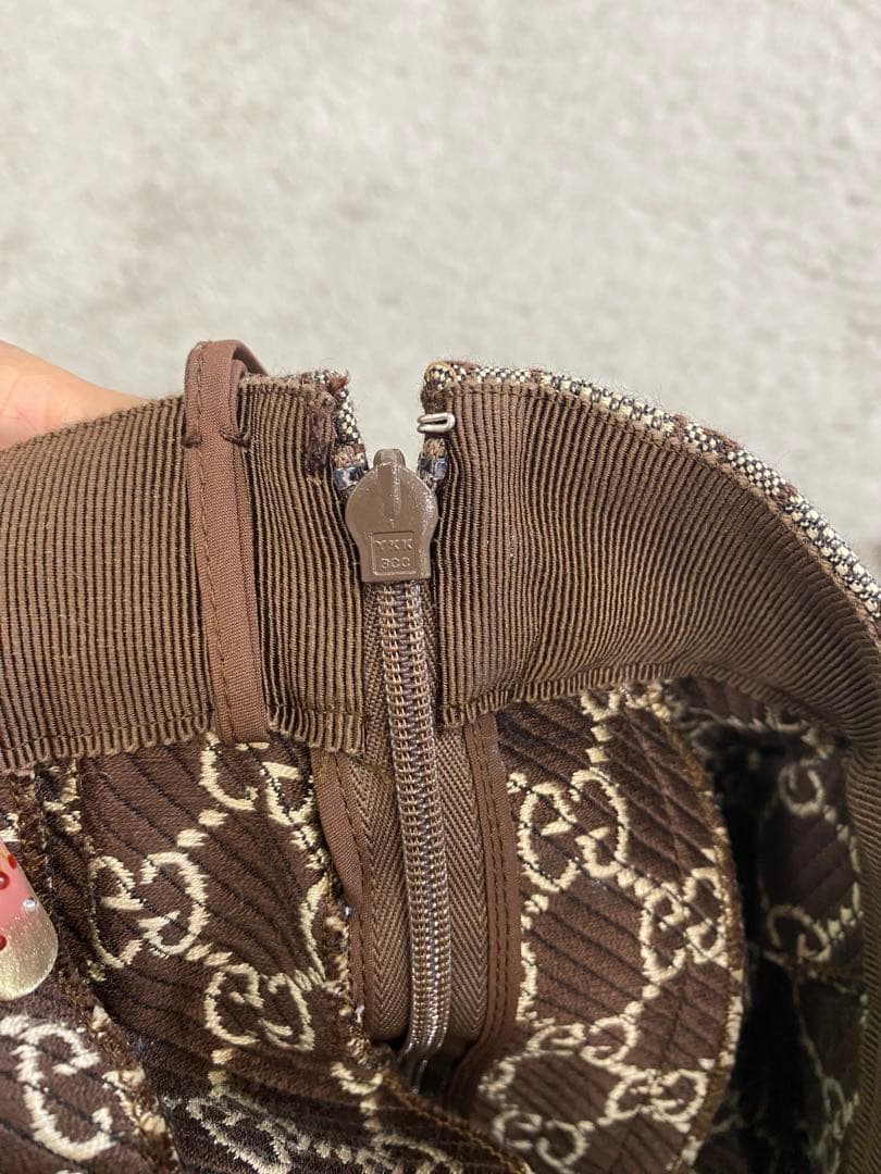 Gucciグッチのロゴ入りスカート