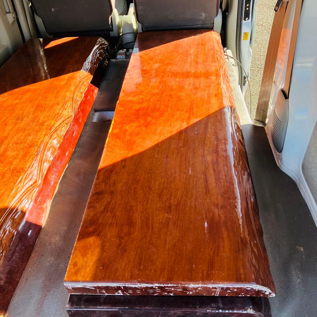 光沢仕上げの木製座卓