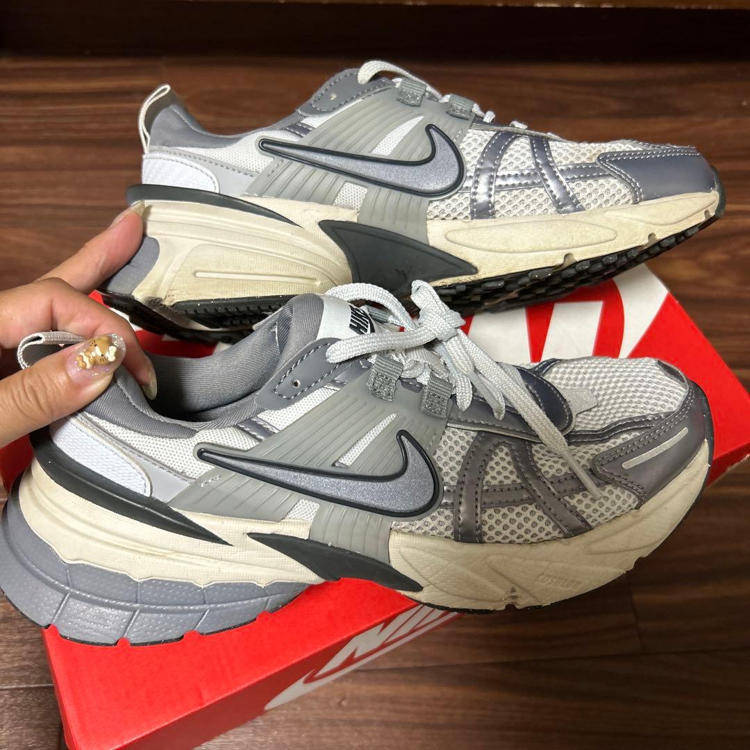 売り切りNIKE V2K RUN ナイキ ウィメンズ　23.5