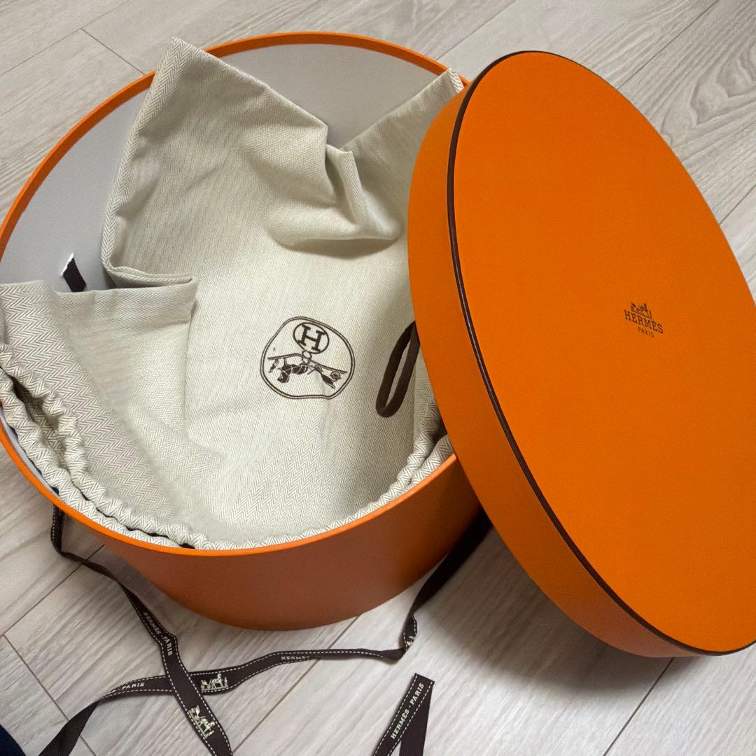 エルメスの2025年秋冬新作ネイビーのセレナ・Hエレクトリックキャップ59サイズ