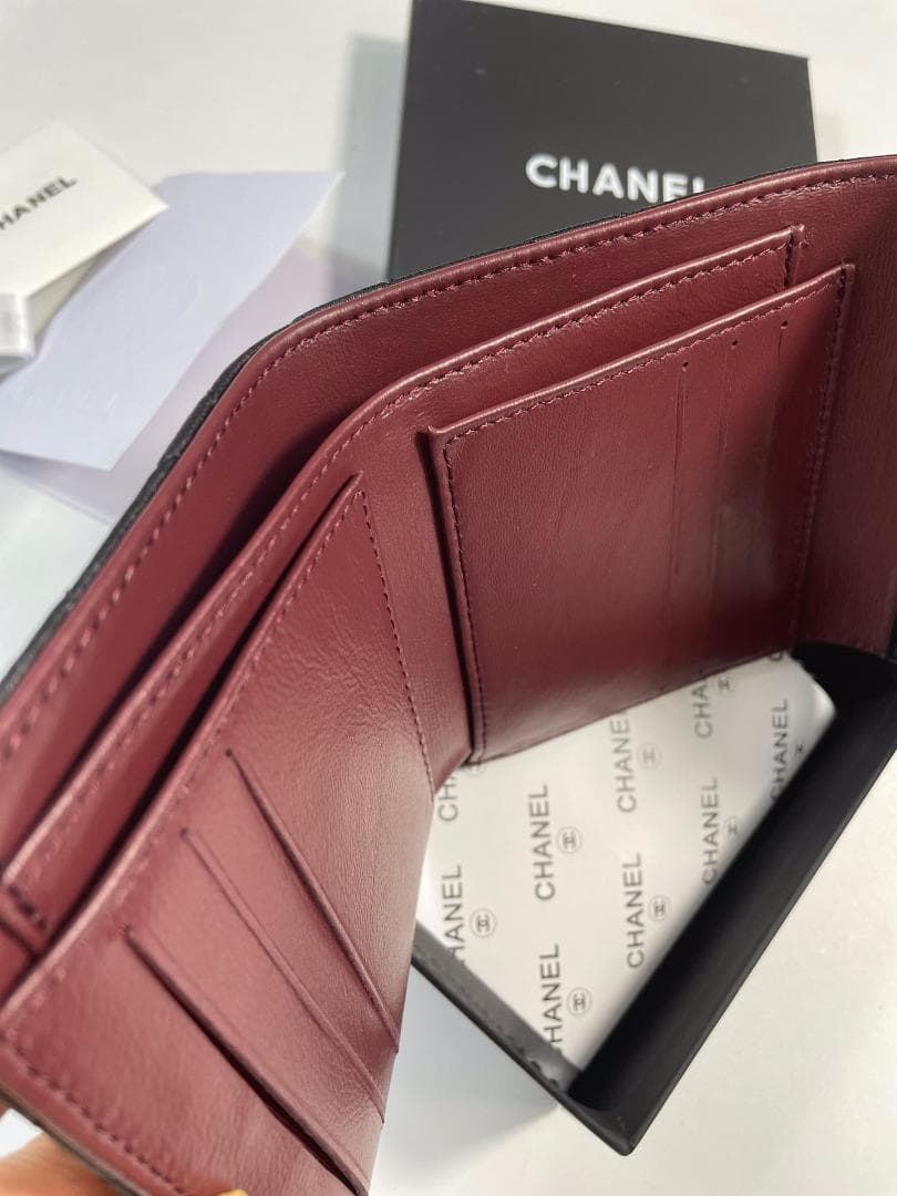 早い者勝ち！ブラック キルティング三つ折り財布