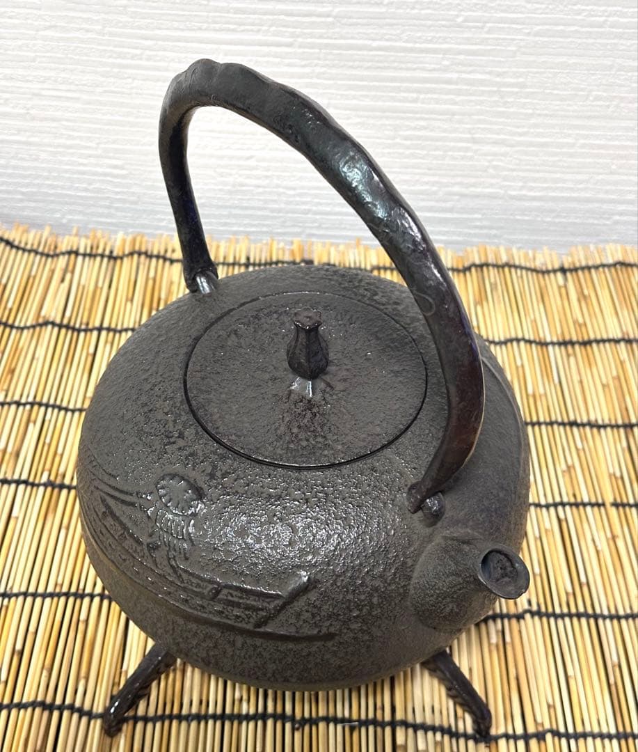 未使用品　供箱付属品付　南部喜州 (及川 喜徳)造　鍛治打袋鉉　１５型　南部鉄瓶