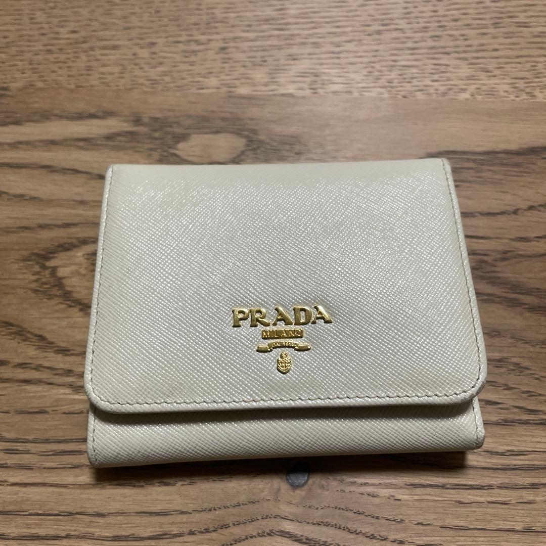 PRADA アイボリー 三つ折り財布　ゴールドロゴ