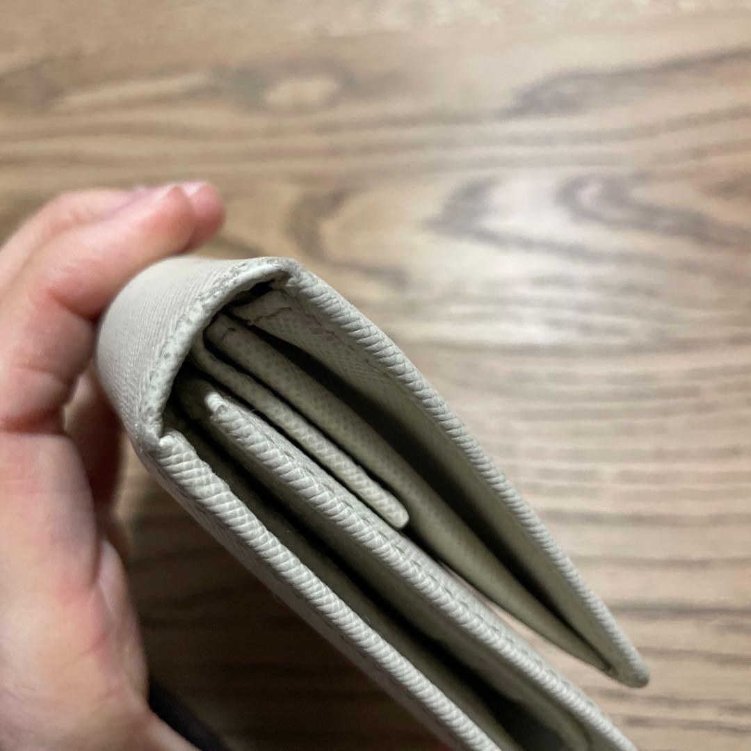 PRADA アイボリー 三つ折り財布　ゴールドロゴ