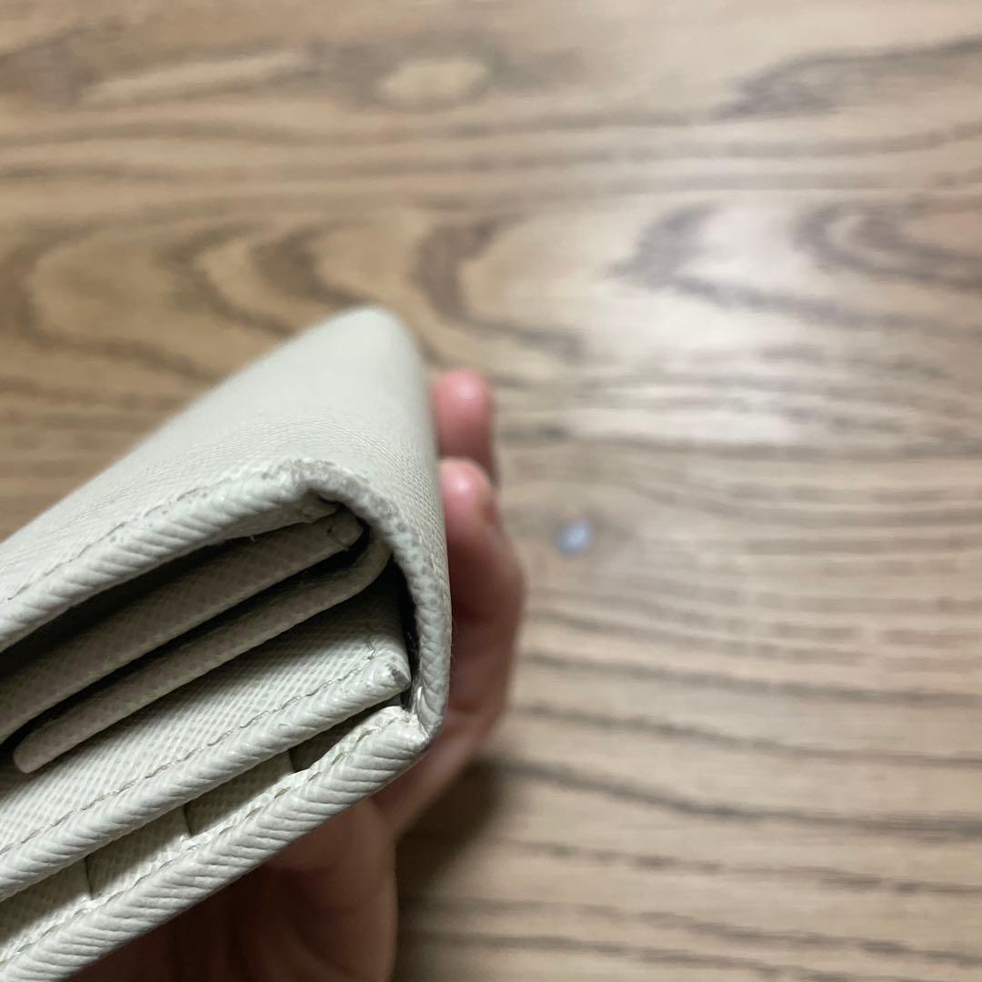 PRADA アイボリー 三つ折り財布　ゴールドロゴ