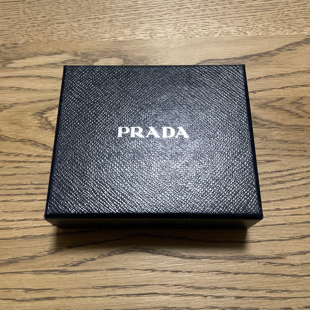PRADA アイボリー 三つ折り財布　ゴールドロゴ