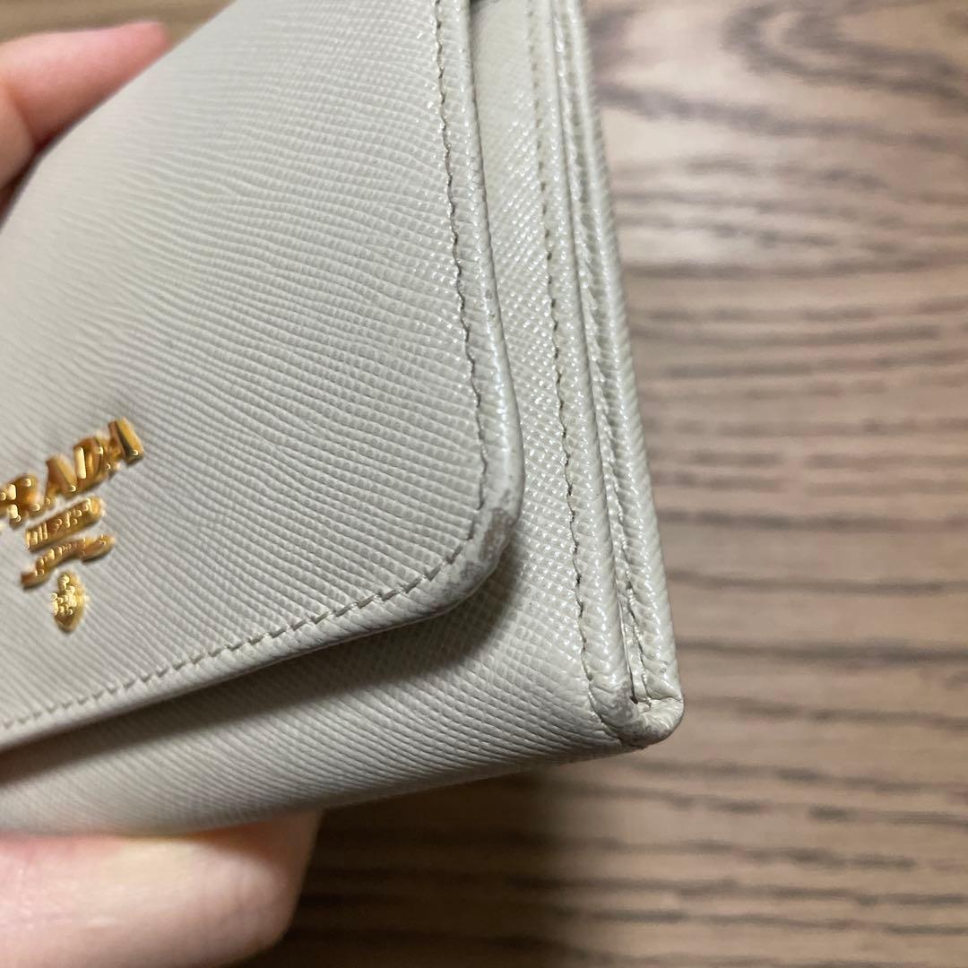 PRADA アイボリー 三つ折り財布　ゴールドロゴ