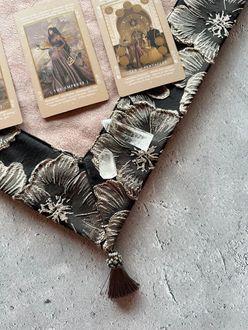 海外製エンボスフラワー生地のタロットクロス ブラック＆ベージュ