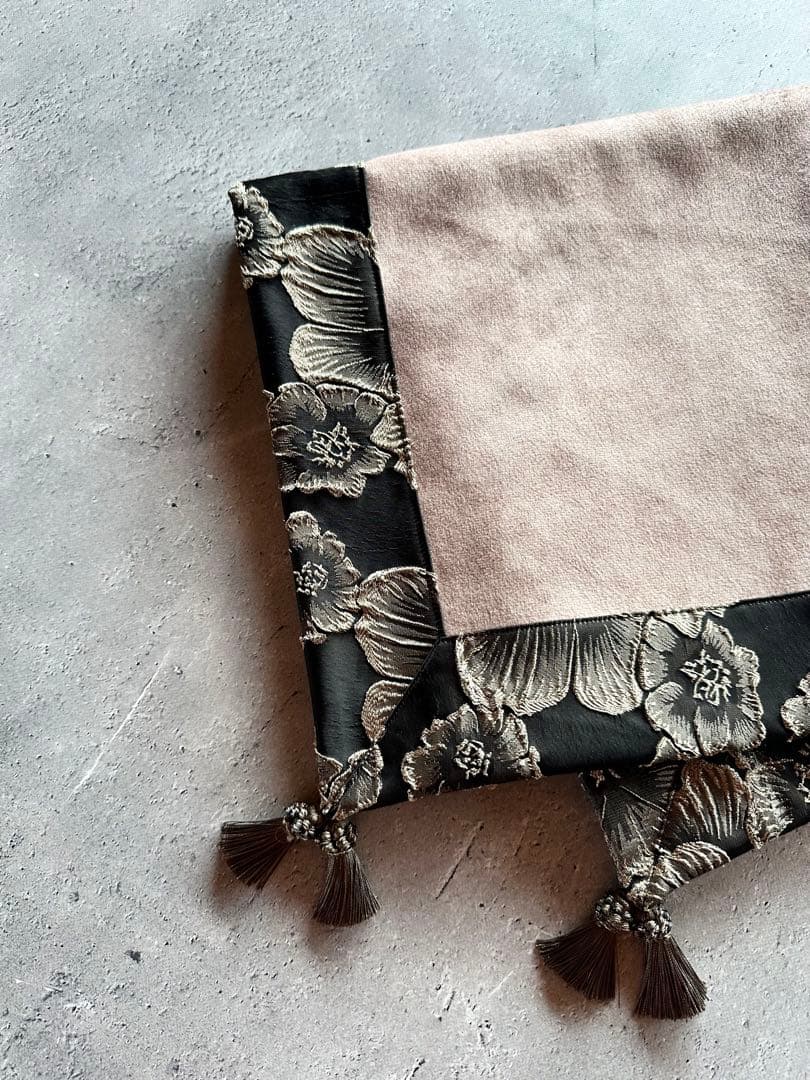 海外製エンボスフラワー生地のタロットクロス ブラック＆ベージュ