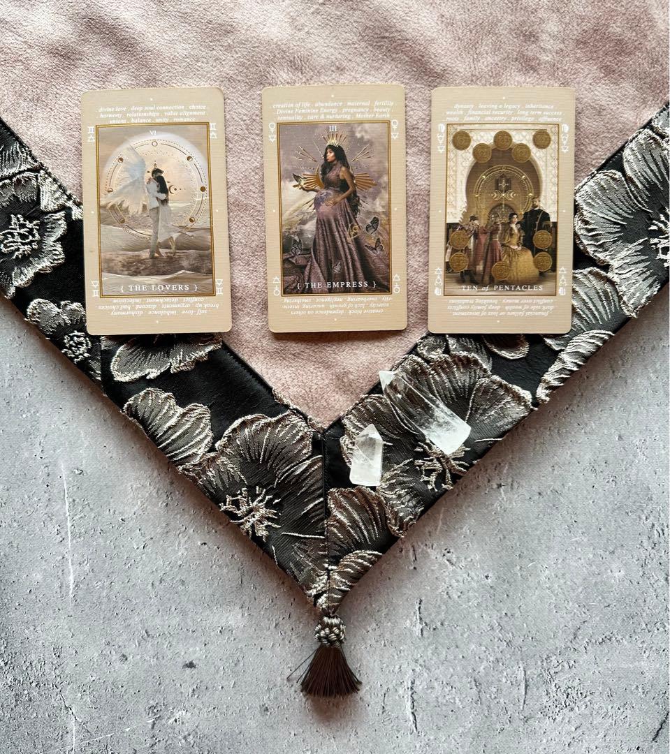 海外製エンボスフラワー生地のタロットクロス ブラック＆ベージュ