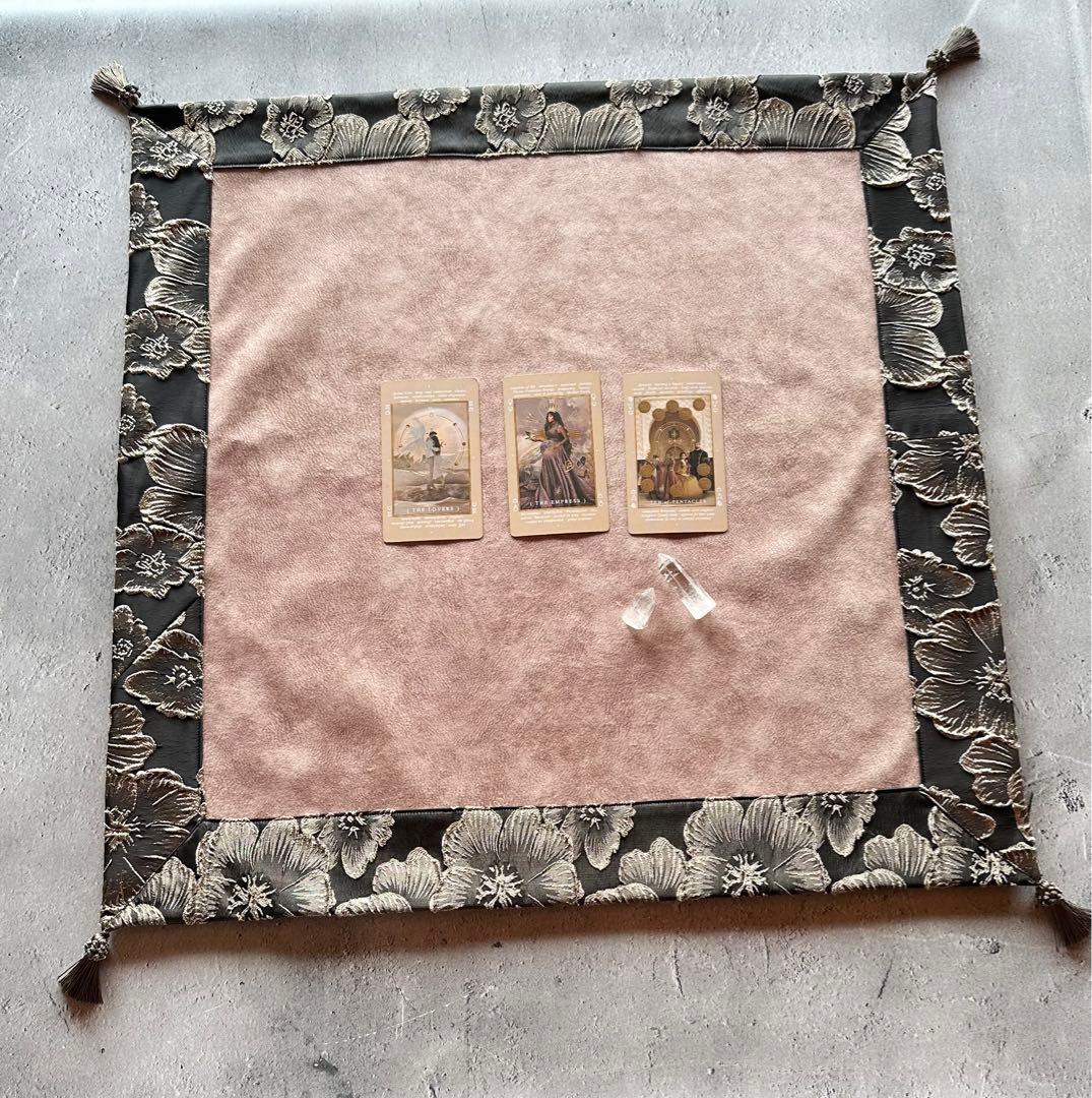 海外製エンボスフラワー生地のタロットクロス ブラック＆ベージュ