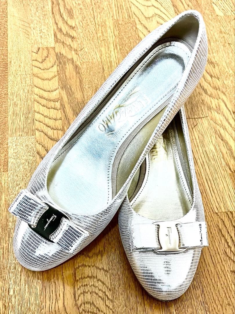 【新品未使用】フェラガモ ヴァラ 7 1/2 25cm シャンパンゴールド