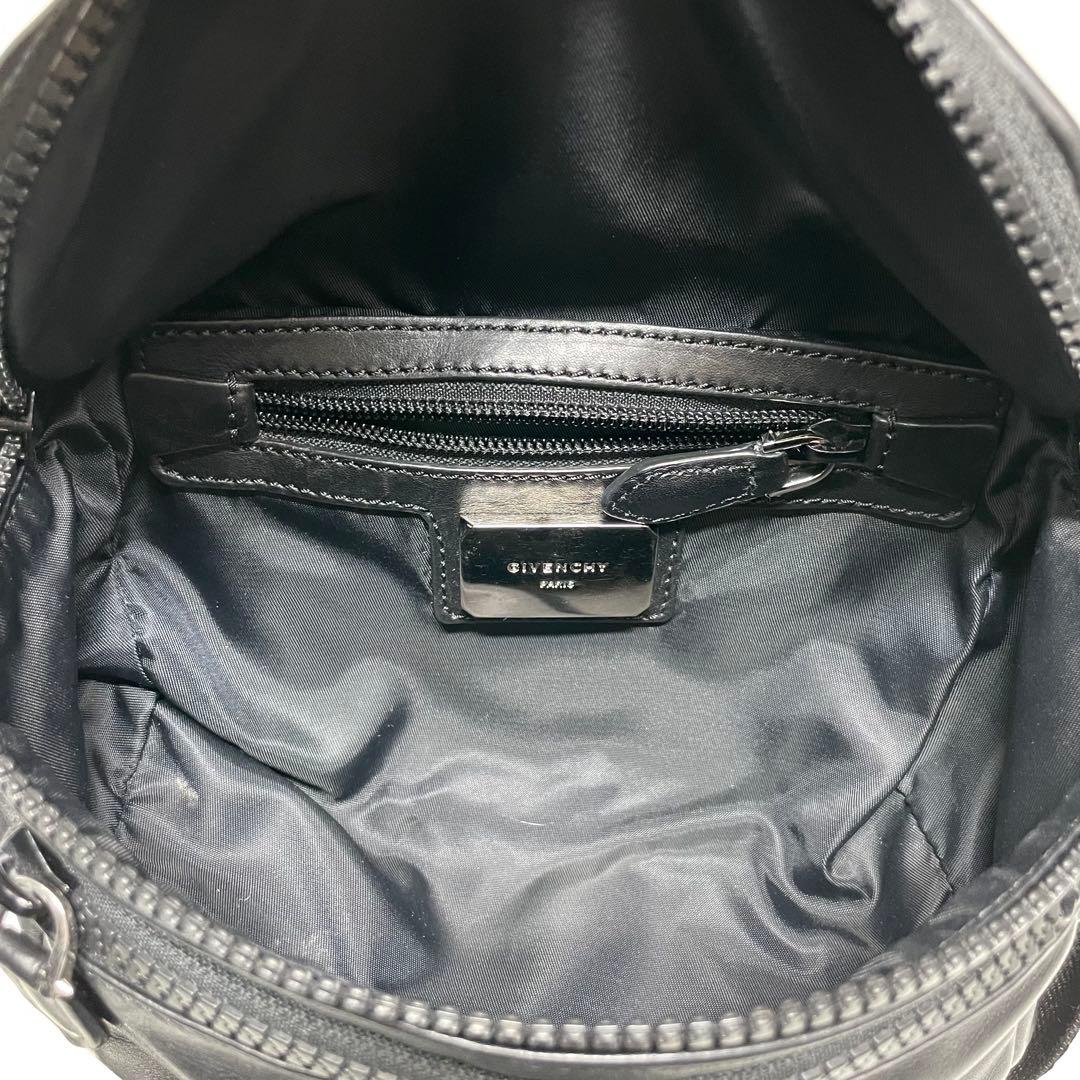 で*ー様 GIVENCHY レザー　ブラック ボディバッグ