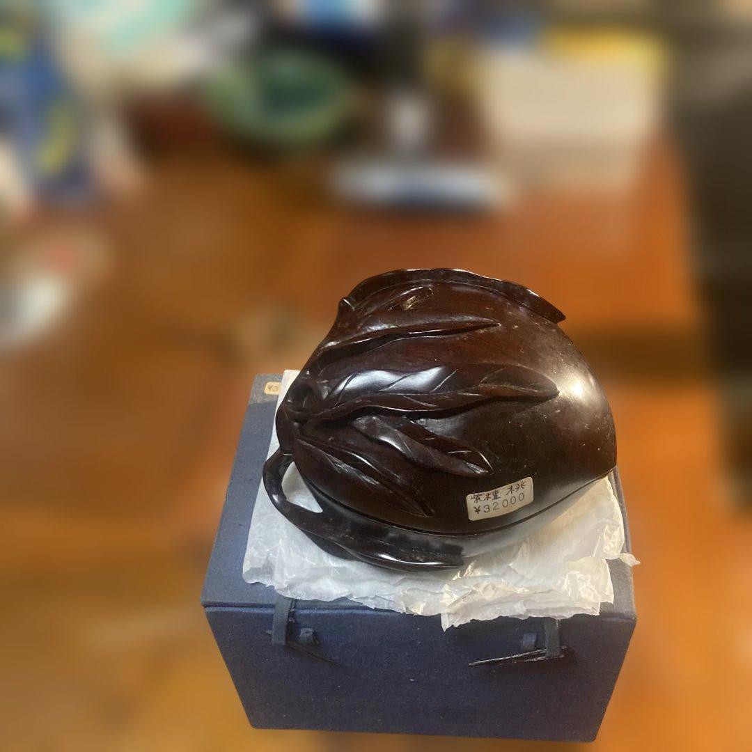 木製 葉の彫刻 工芸品 紫檀の桃¥32,000 中国上海製です。