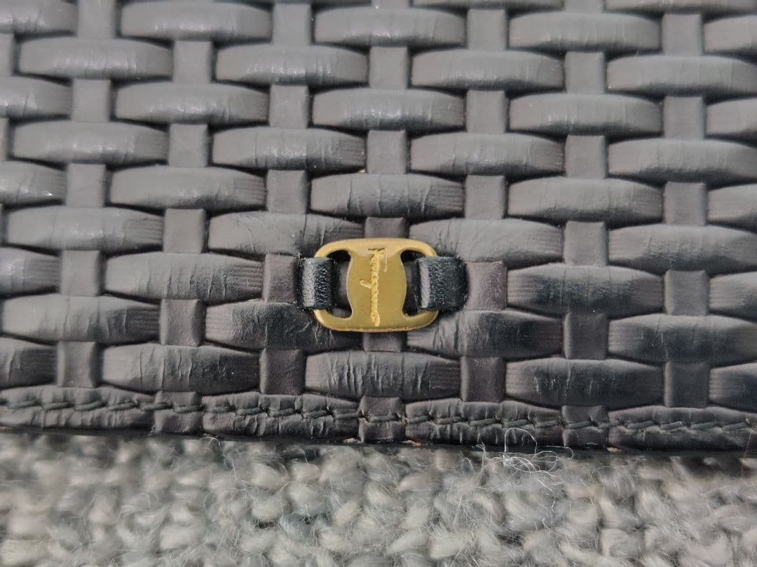 新品未使用 Salvatore Ferragamo 二つ折り財布 ブラック 箱付