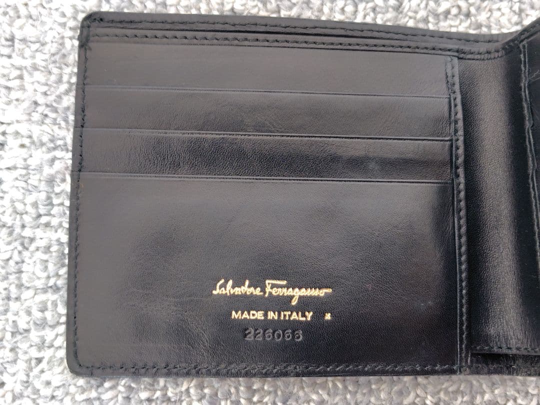新品未使用 Salvatore Ferragamo 二つ折り財布 ブラック 箱付