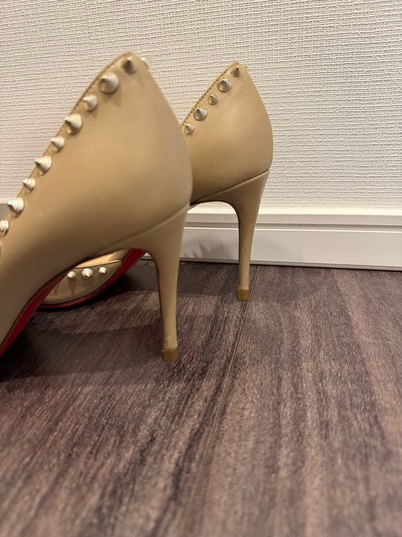 美品　Christian Louboutin スタッズ付きハイヒール