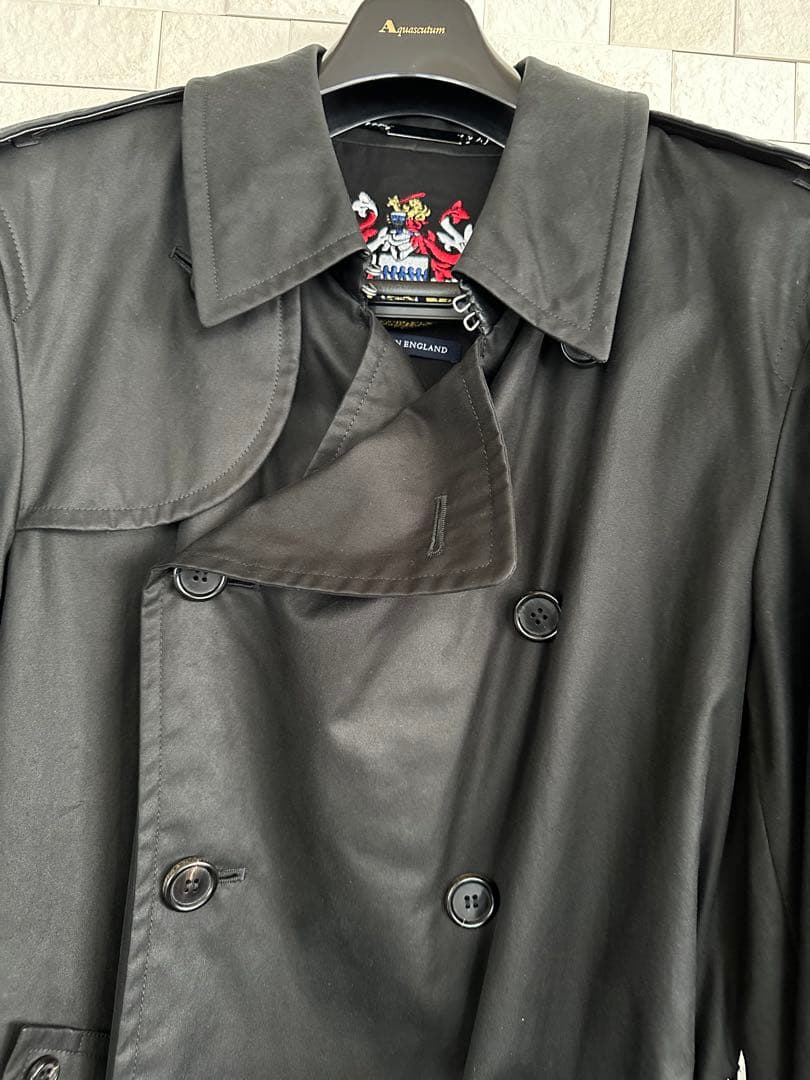 【希少】【極美品】アクアスキュータム トレンチコート 黒 英国製 裏地ストライプ