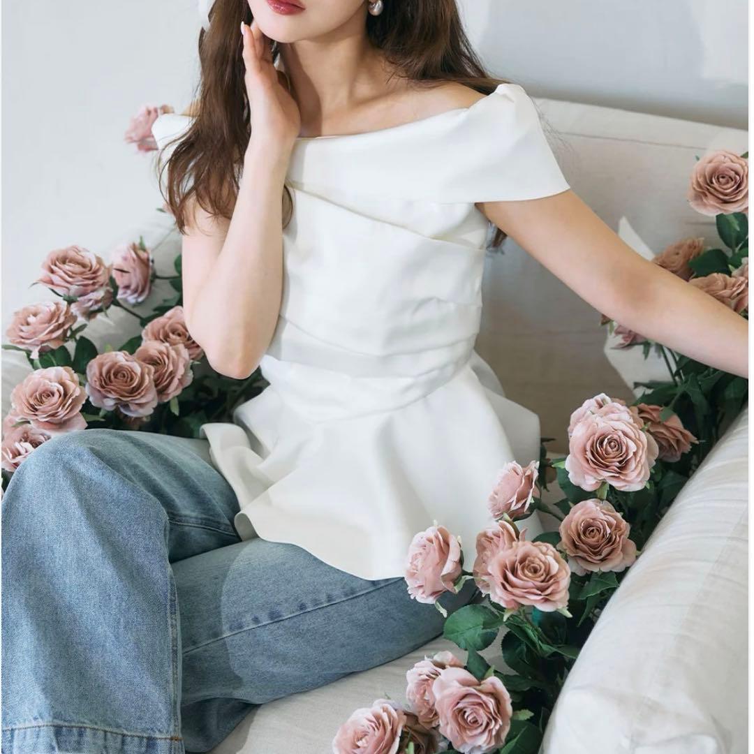 【poláura】ポローラ ロマンティックサテンぺプラムトップス