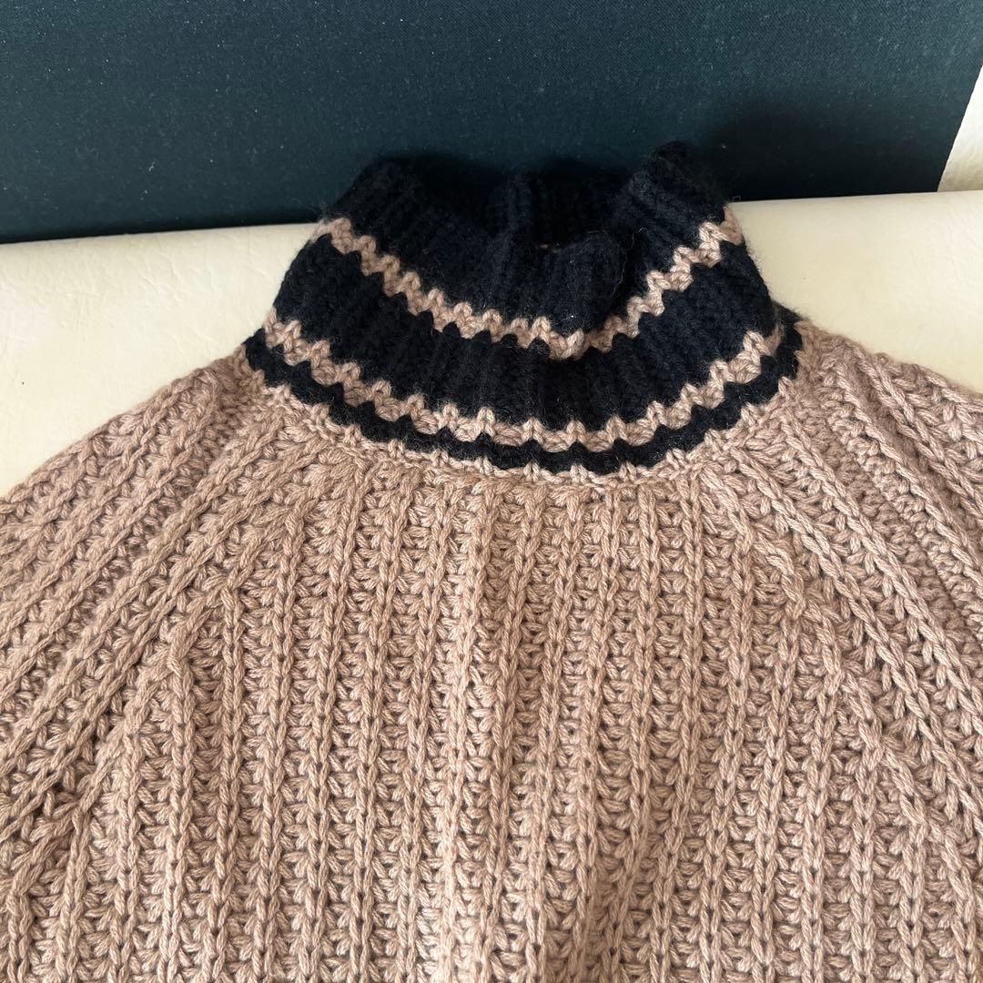 モンクレール　ベージュと黒のストライプ ハイネックセーター