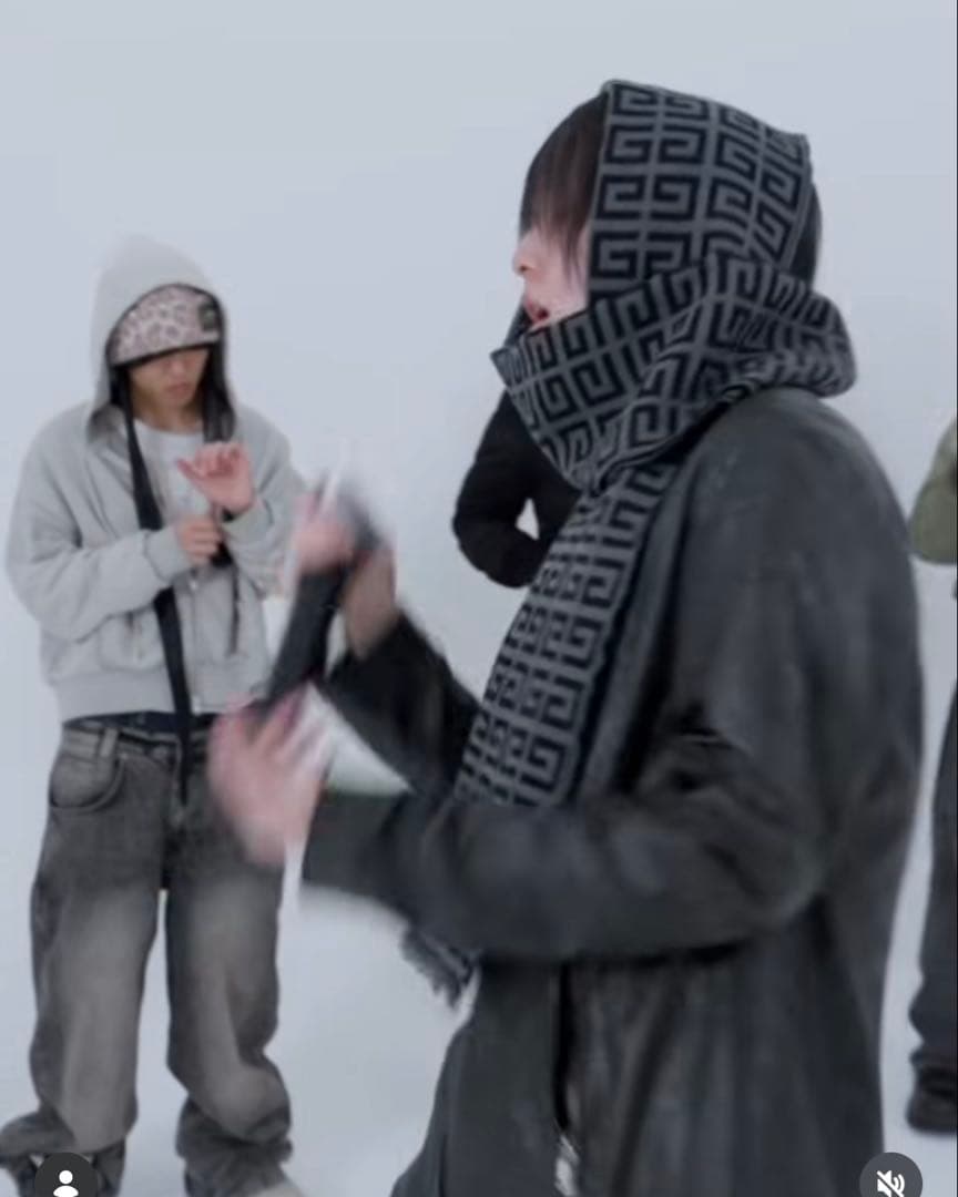 yvnlazy着用 GIVENCHYマフラー