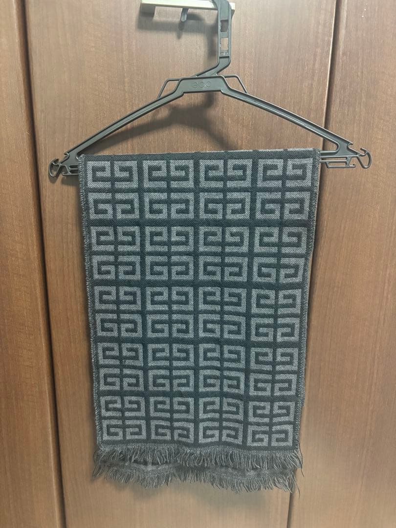 yvnlazy着用 GIVENCHYマフラー