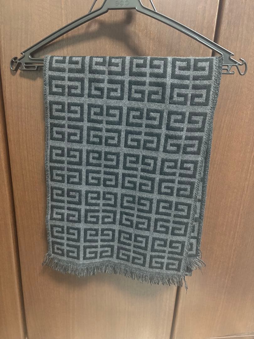 yvnlazy着用 GIVENCHYマフラー