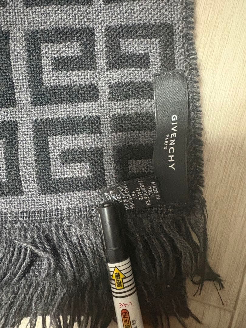 yvnlazy着用 GIVENCHYマフラー