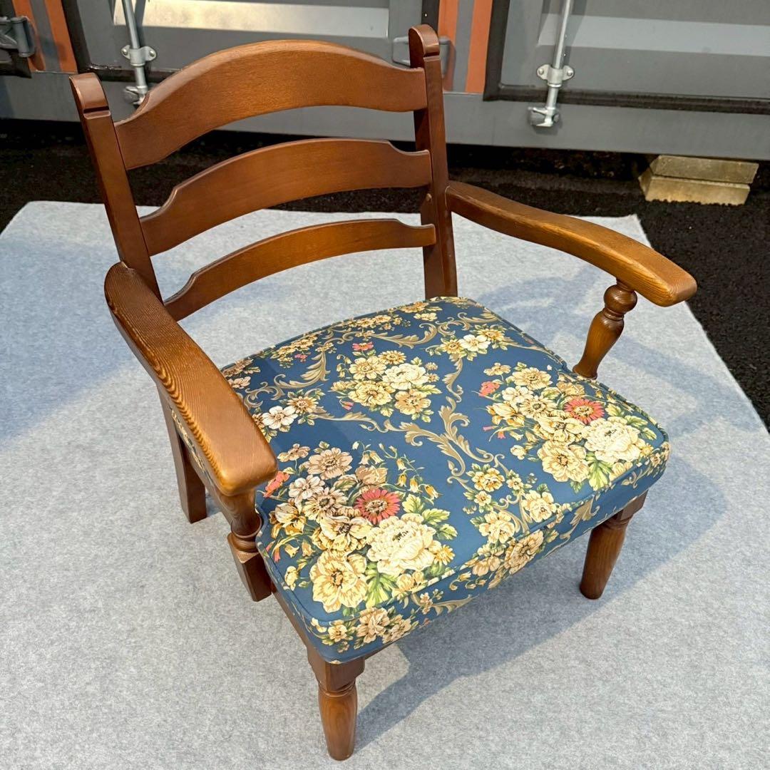 【飛騨産業 キツツキ】花柄 木製アームチェア クラシックチェア キャスターなし