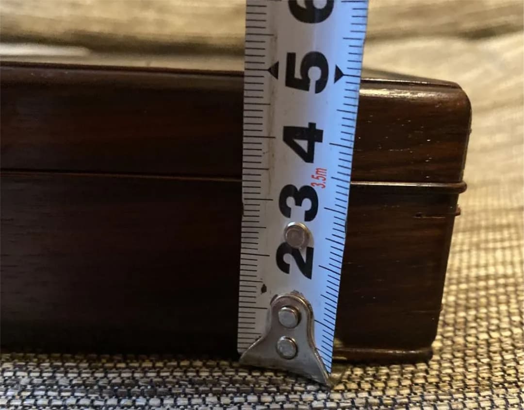 唐木、紫檀材小物入れ、有田利章の板金彫刻