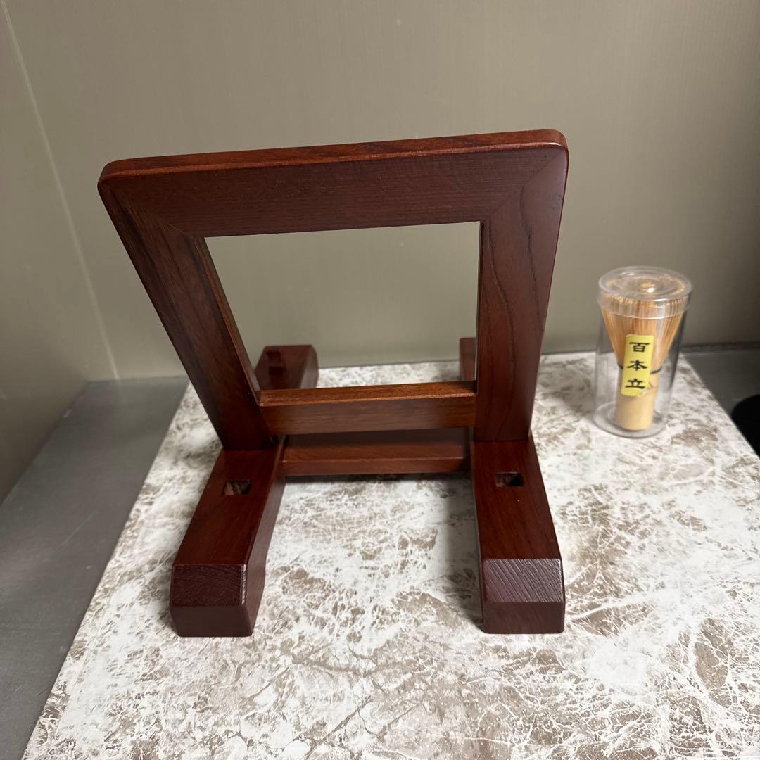 新品、皿立て、　　高さ、25.センチ。