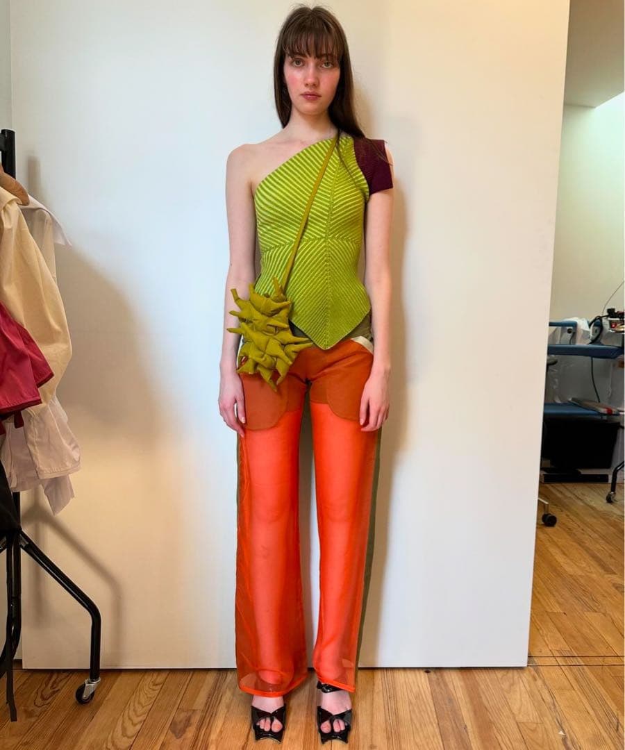 paula canovas del vas newjeans ハニ着用 トップス