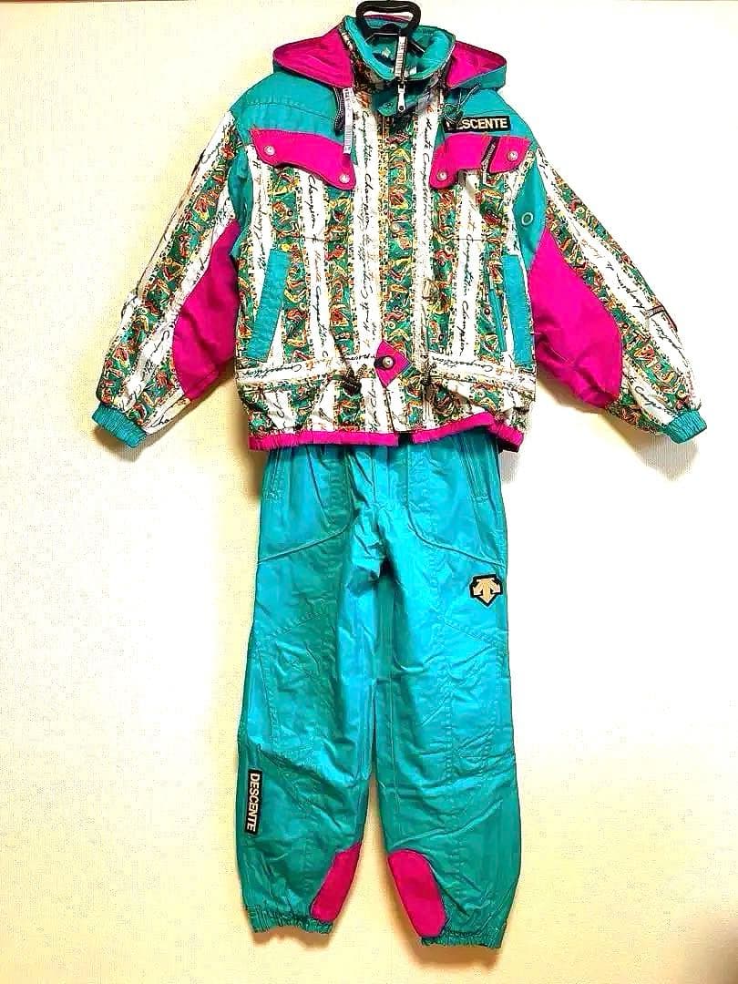 ホワイトゲレンデに映える鮮やかなグリーンのスキーウェア