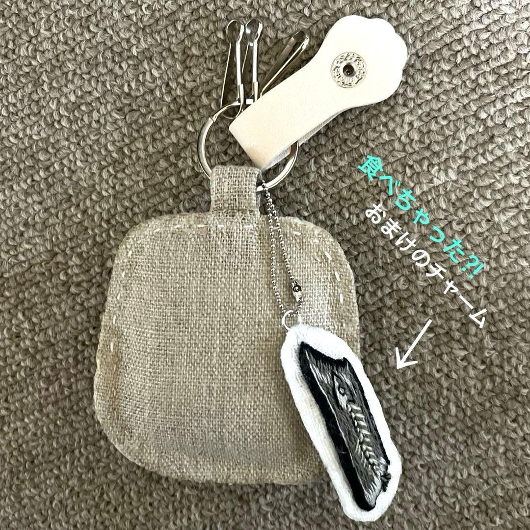 n*u様 ハンドメイド刺繍キーホルダー　焼き魚とキジトラさん