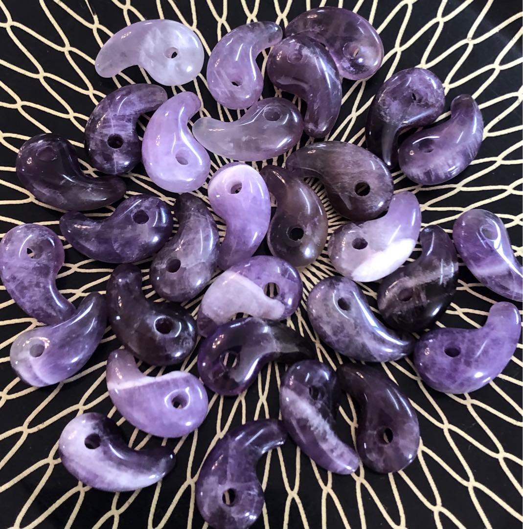 勾玉魔除けマガタマ天然石アメジスト小さい勾玉オブジェインテリア30点現品無料発送