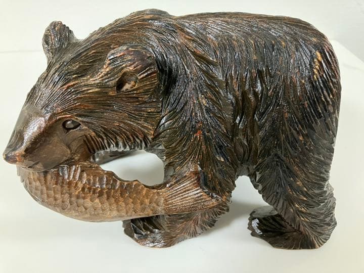 アイヌの彫刻家の作品で繊細な彫刻のノミ跡が特色です。親子熊2個での価格です。