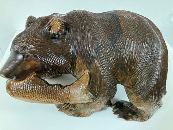 アイヌの彫刻家の作品で繊細な彫刻のノミ跡が特色です。親子熊2個での価格です。