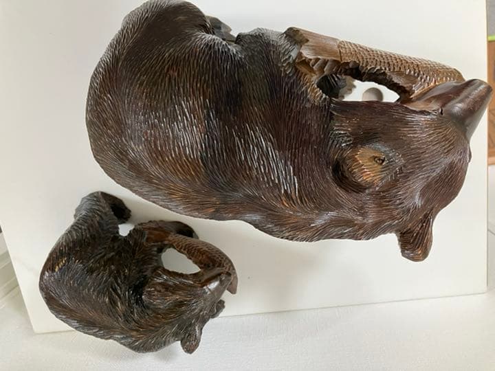 アイヌの彫刻家の作品で繊細な彫刻のノミ跡が特色です。親子熊2個での価格です。