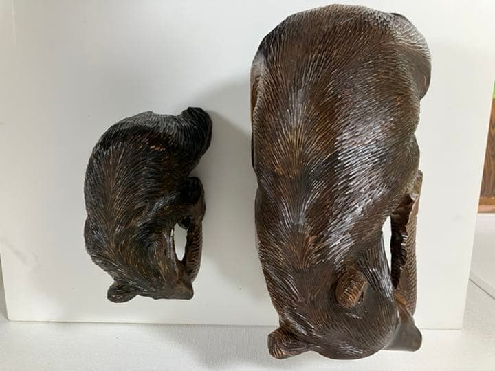 アイヌの彫刻家の作品で繊細な彫刻のノミ跡が特色です。親子熊2個での価格です。