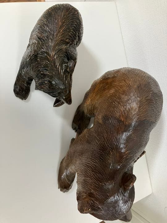 アイヌの彫刻家の作品で繊細な彫刻のノミ跡が特色です。親子熊2個での価格です。