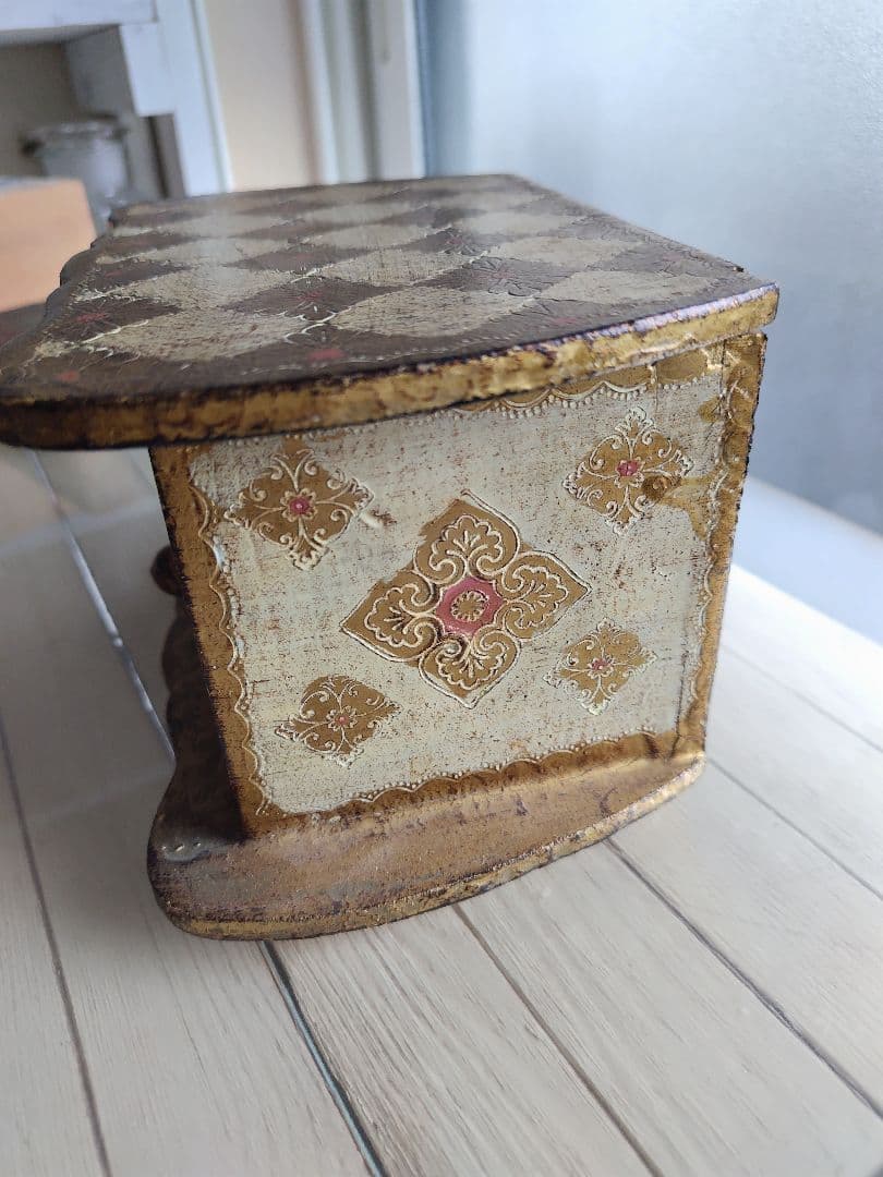 イタリアヴィンテージ　装飾的な金色の木製ボックス