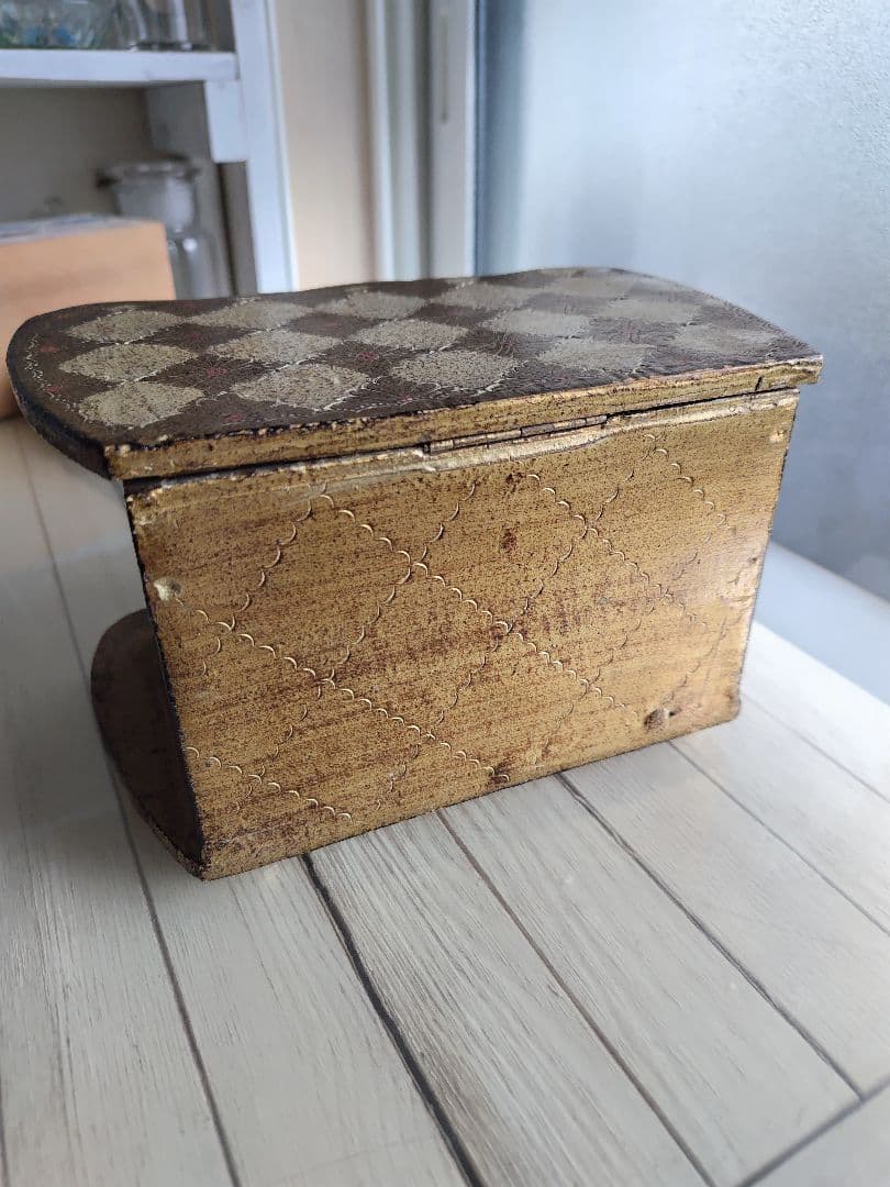 イタリアヴィンテージ　装飾的な金色の木製ボックス