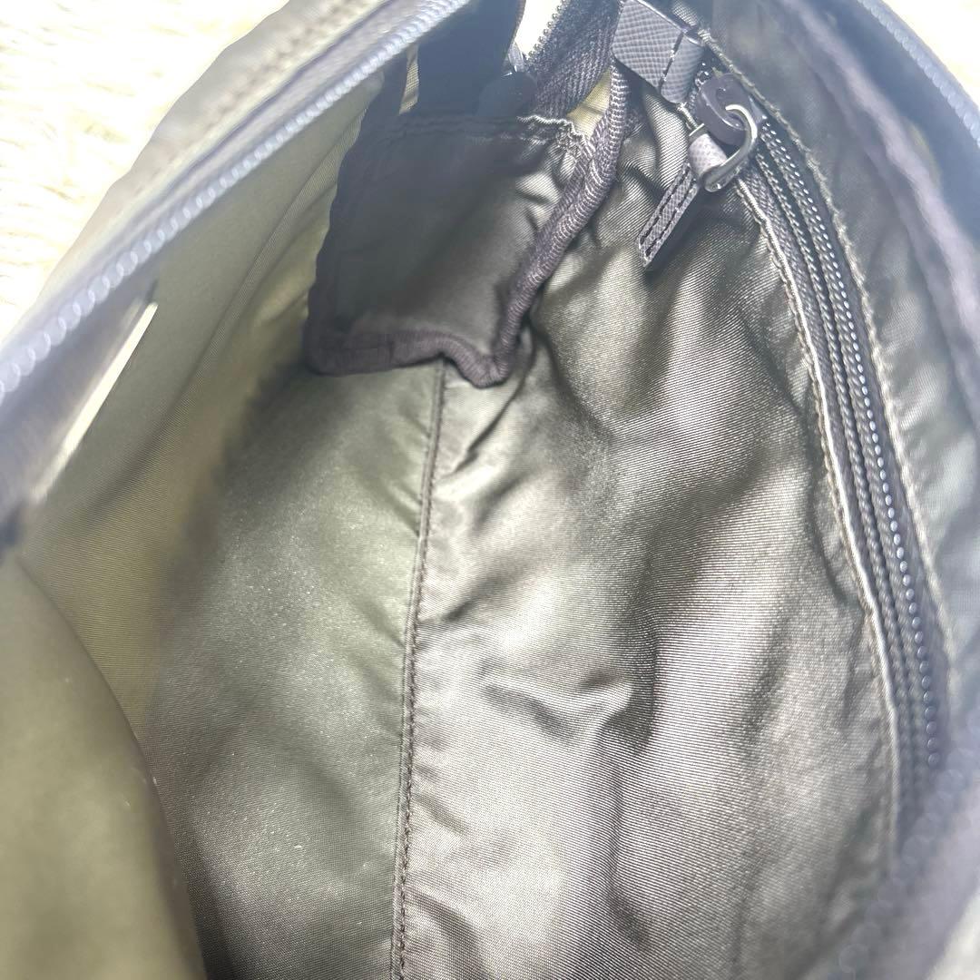 [極美品] PRADA プラダ　ナイロンポーチ　メイク　小物入れ　三角プレート