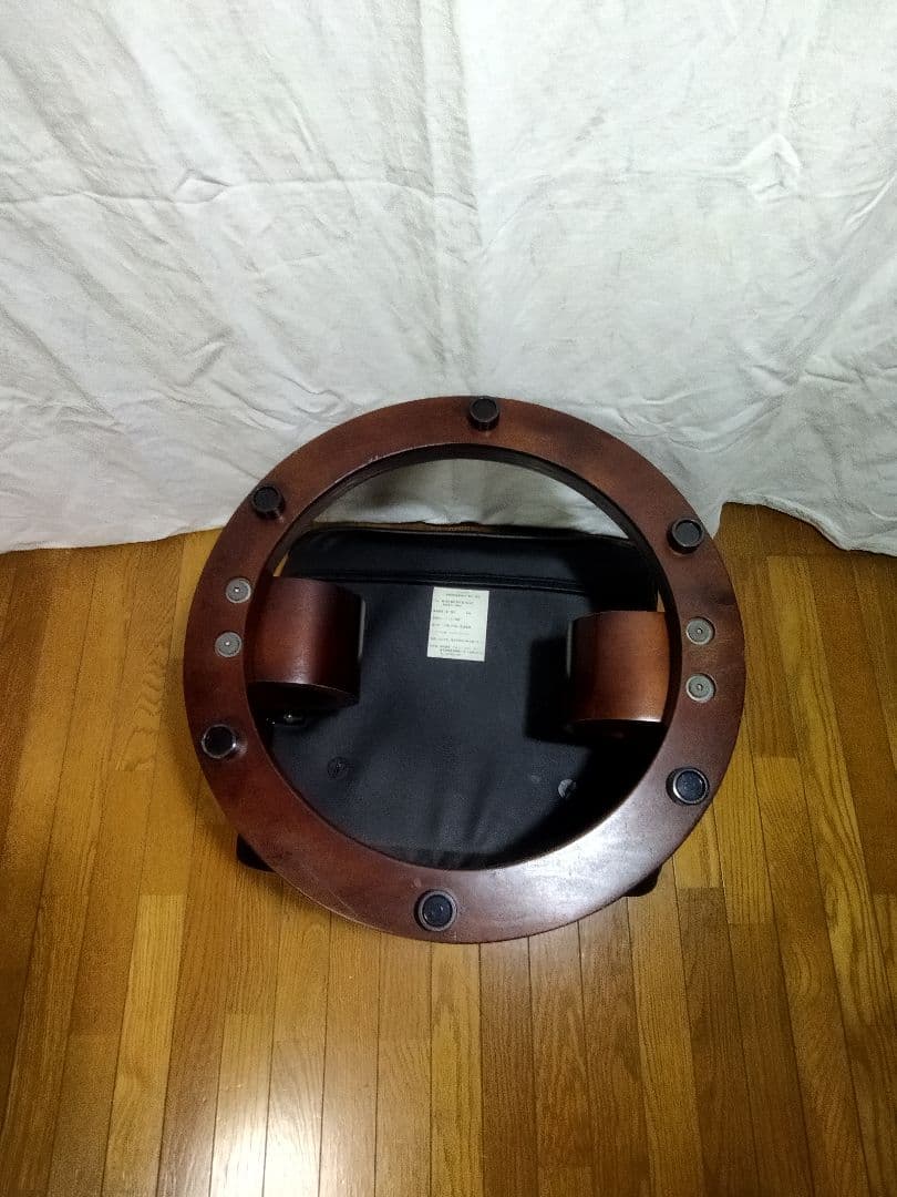 黒い牛革製オットマン