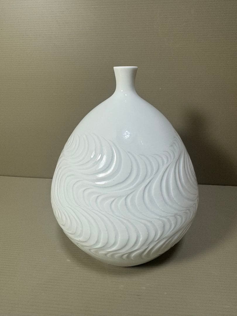 2213 藤井朱明 白磁 流水彫文 花瓶