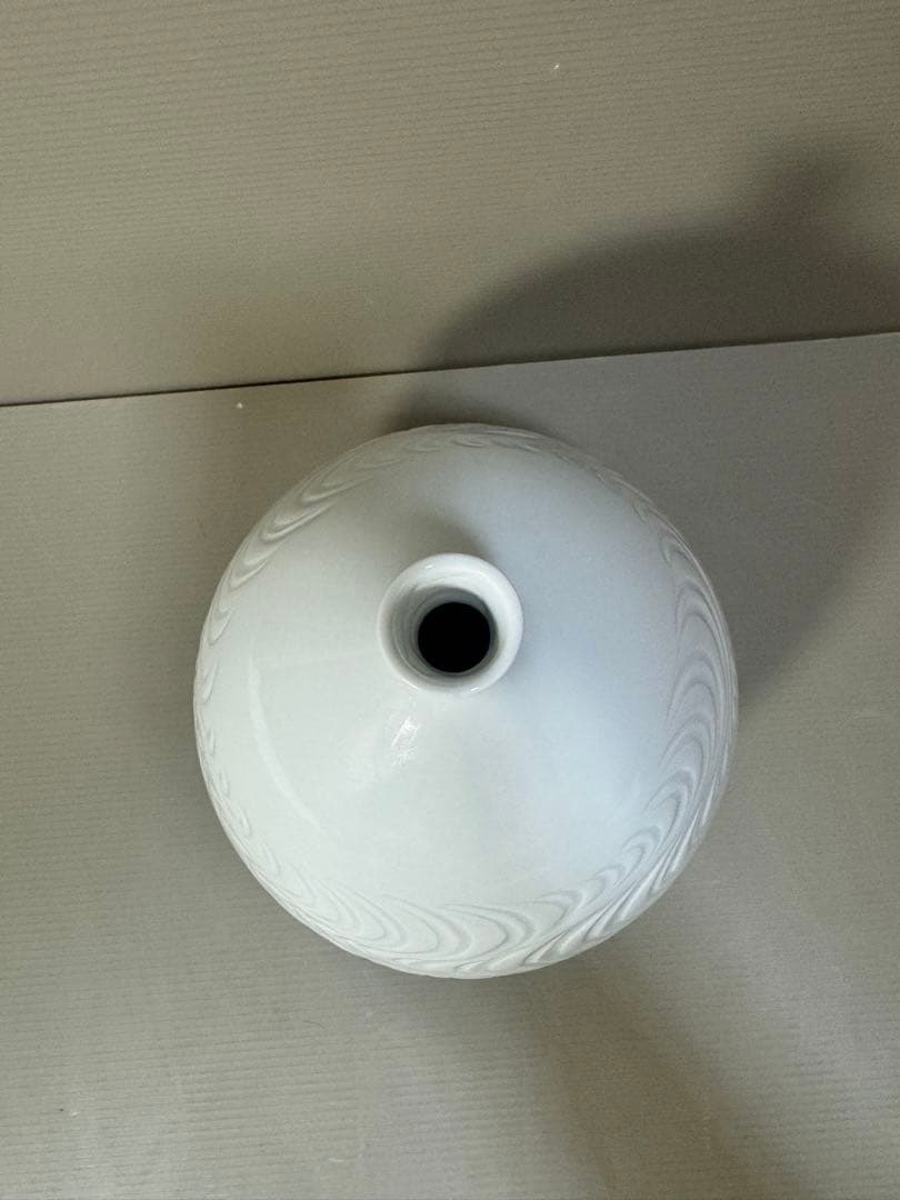 2213 藤井朱明 白磁 流水彫文 花瓶