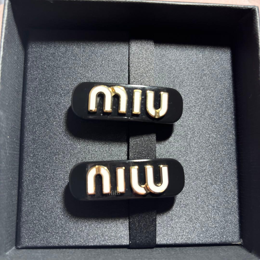 miu miu ロゴ入りヘアピン ブラック