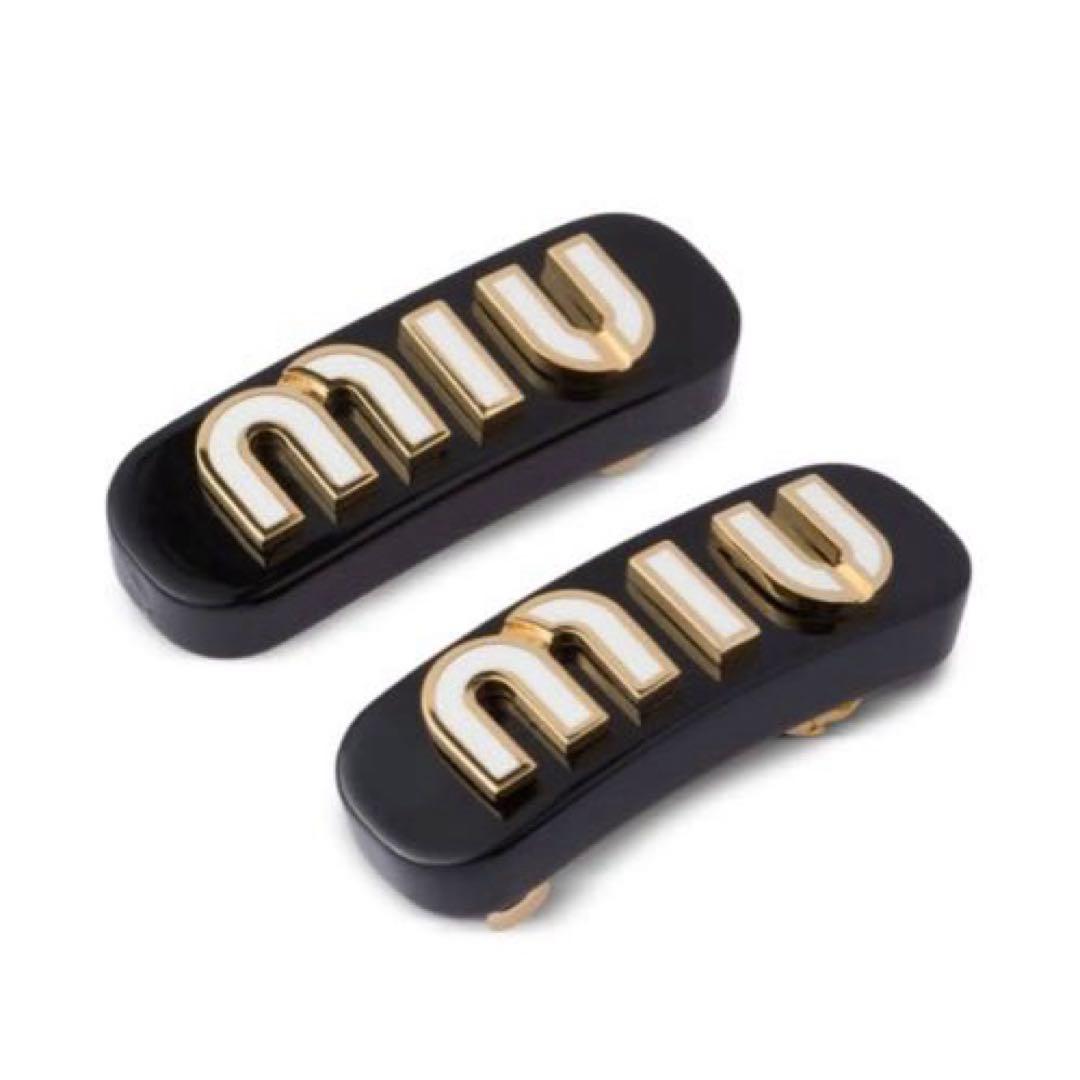 miu miu ロゴ入りヘアピン ブラック