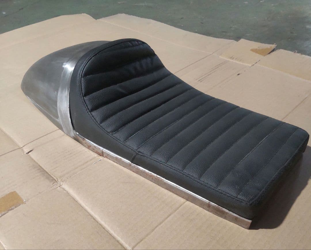 カフェレーサーカスタム シート付きリアフェンダー